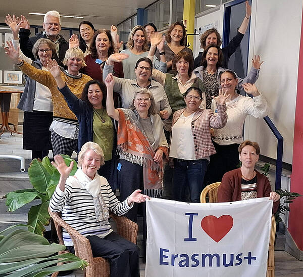Teilnehmende des Erasmusfrühstück, im vhs Gebäude auf der Treppe